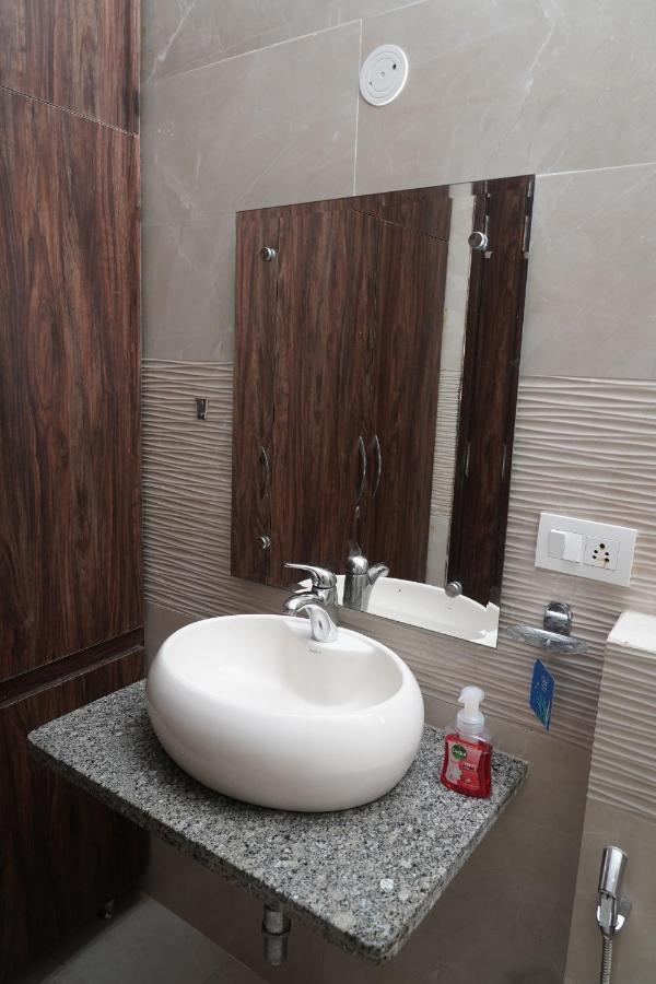 Own Stay New Delhi Bagian luar foto
