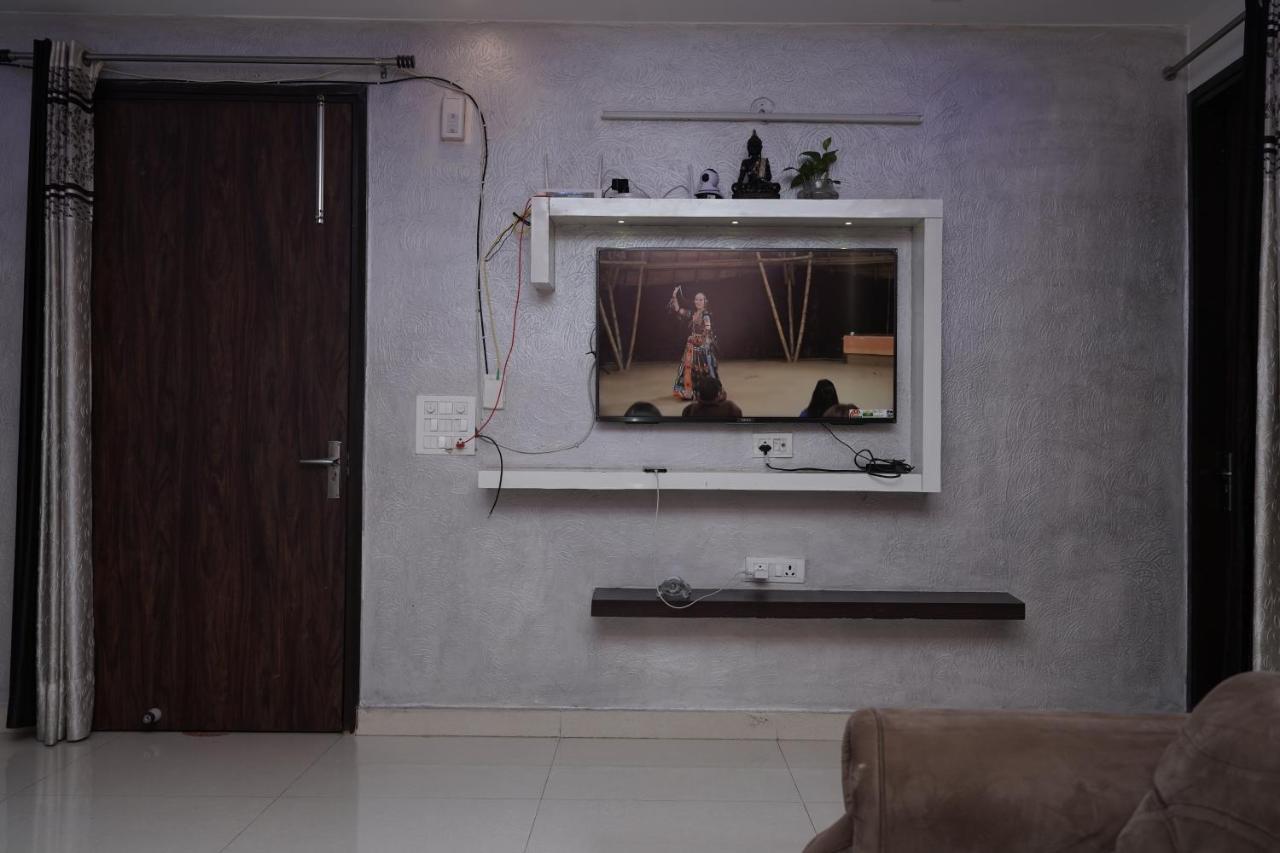 Own Stay New Delhi Bagian luar foto